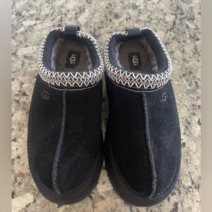 UGG Women’s Black Suede Cozy Slip-On Clogs with Contrast Trim 7